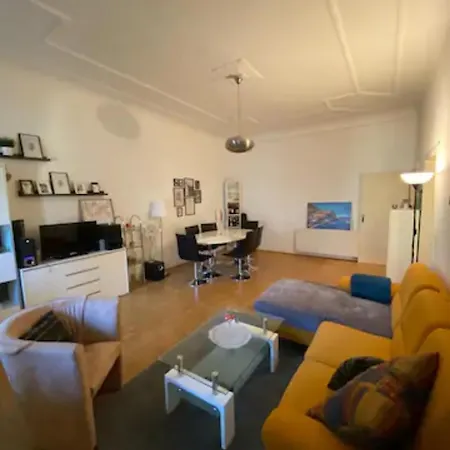 Geraeumiges 2-raum-apartment Mit Loggia