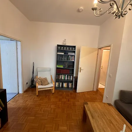 Geraeumiges 2-raum-apartment Mit Loggia