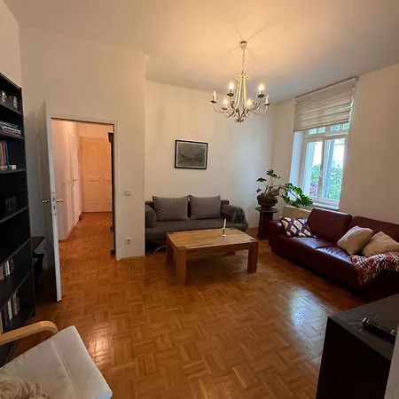 アパート Geraeumiges 2-raum-apartment Mit Loggia ライプツィヒ