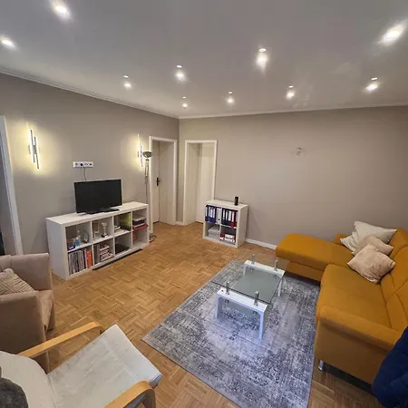 Geraeumiges 2-raum-apartment Mit Loggia