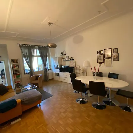 Geraeumiges 2-raum-apartment Mit Loggia
