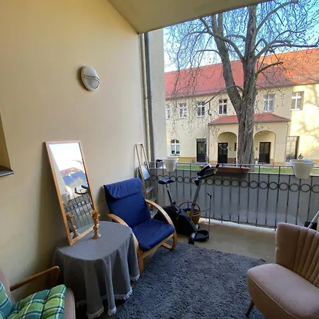 Geraeumiges 2-raum-apartment Mit Loggia *
