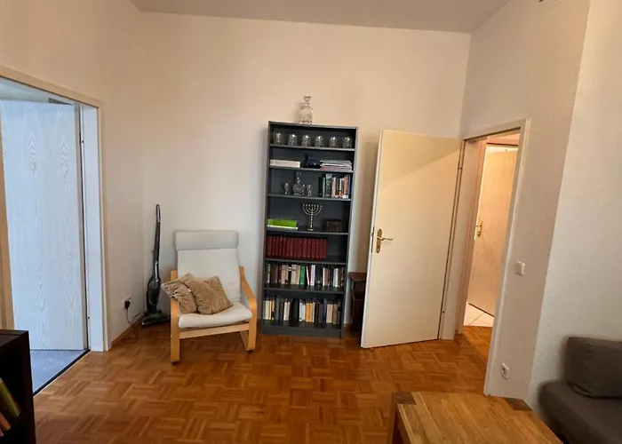 Geraeumiges 2-raum-apartment Mit Loggia