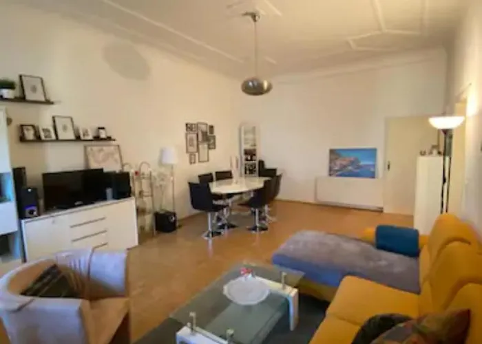 Geraeumiges 2-raum-apartment Mit Loggia